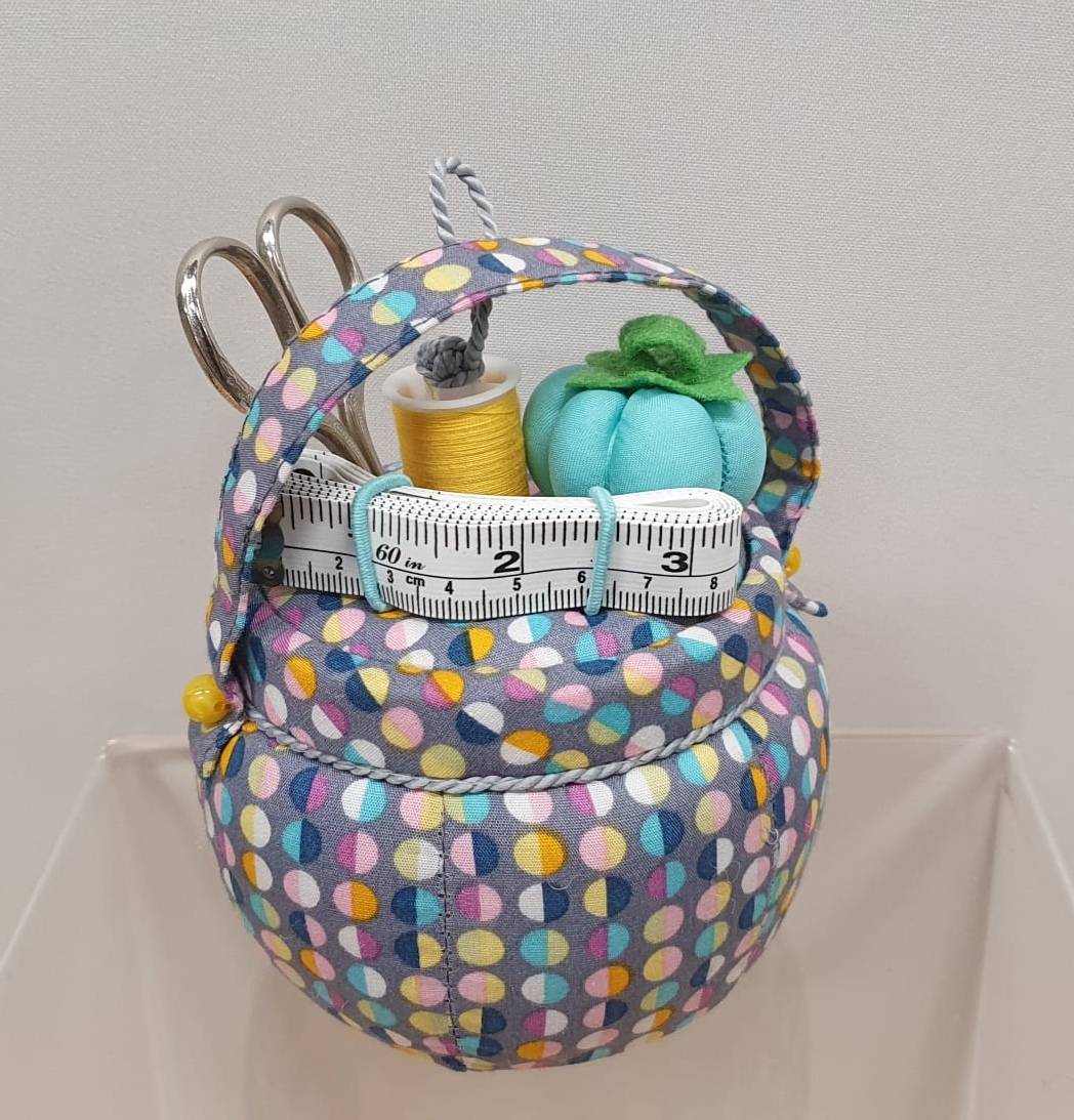 Speldenkussen mandje met diverse naaibenodigdheden - multicolor